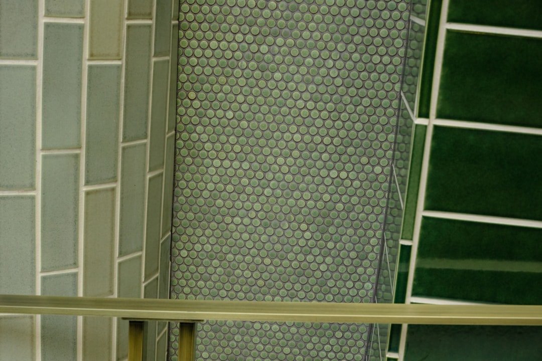 rénovation d'escaliers avec carrelage : modernisez et embellissez votre intérieur grâce à des solutions durables et esthétiques pour vos escaliers.