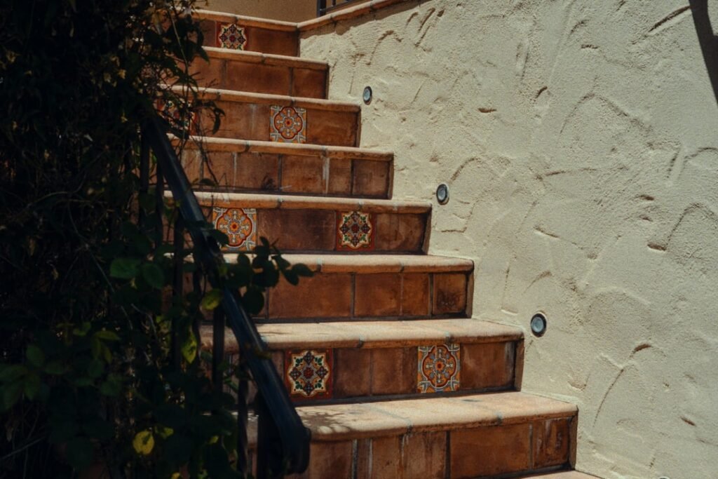 rénovation d'escaliers carrelés : transformation élégante et durable pour vos escaliers, alliant style et fonctionnalité.