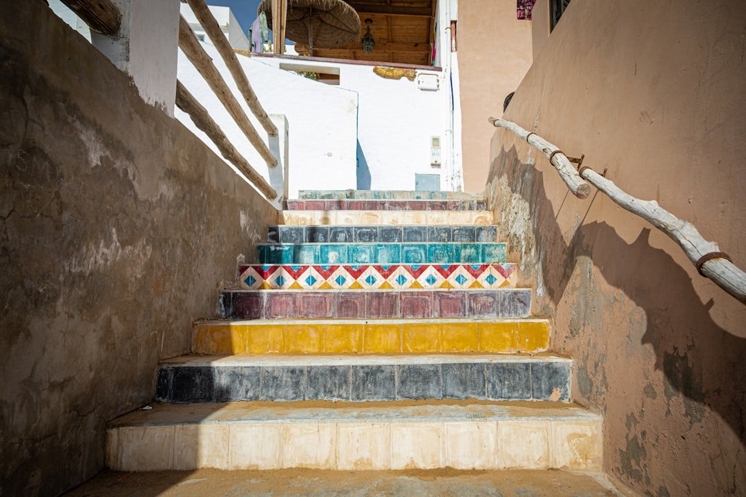 rénovation d'escalier carrelé : transformez votre escalier avec style et durabilité grâce à notre expertise en pose de carrelage.