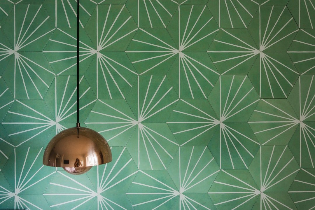 découvrez des conseils pratiques et astuces efficaces pour réussir la pose de papier peint et sublimer vos murs avec style.