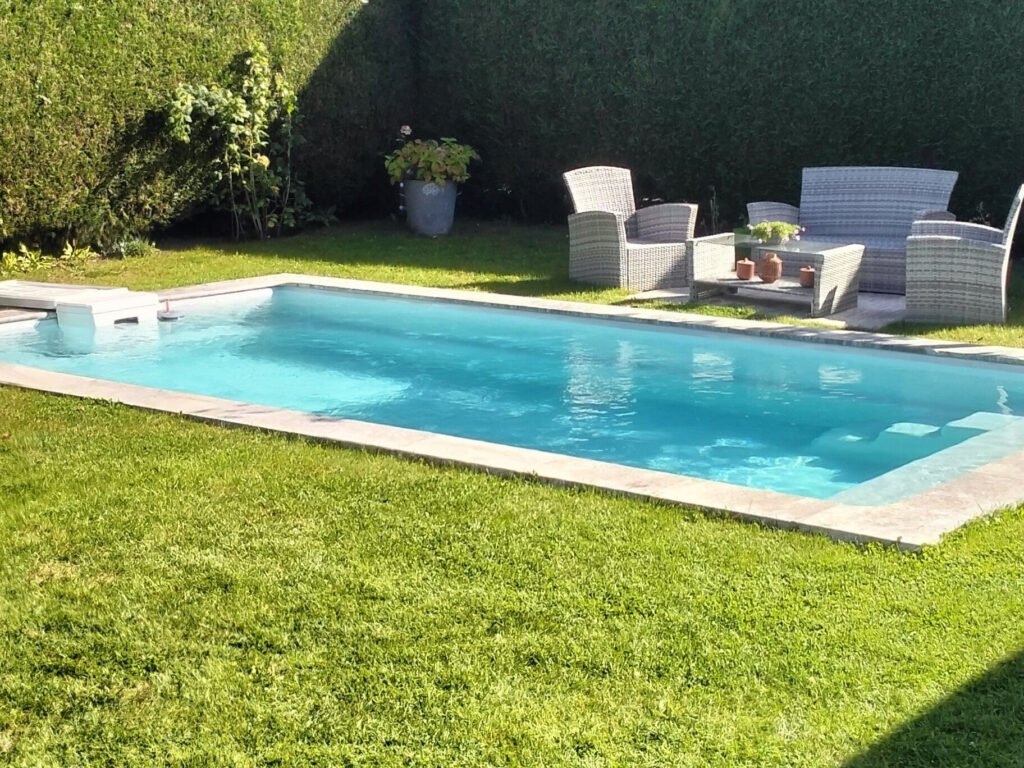 Margelles de piscine en pierre naturelle : le secret d’un espace de baignade esthétique et sécurisé 1696341394 03705 margelle travertin gris silver 61 33 3 demi rond 1