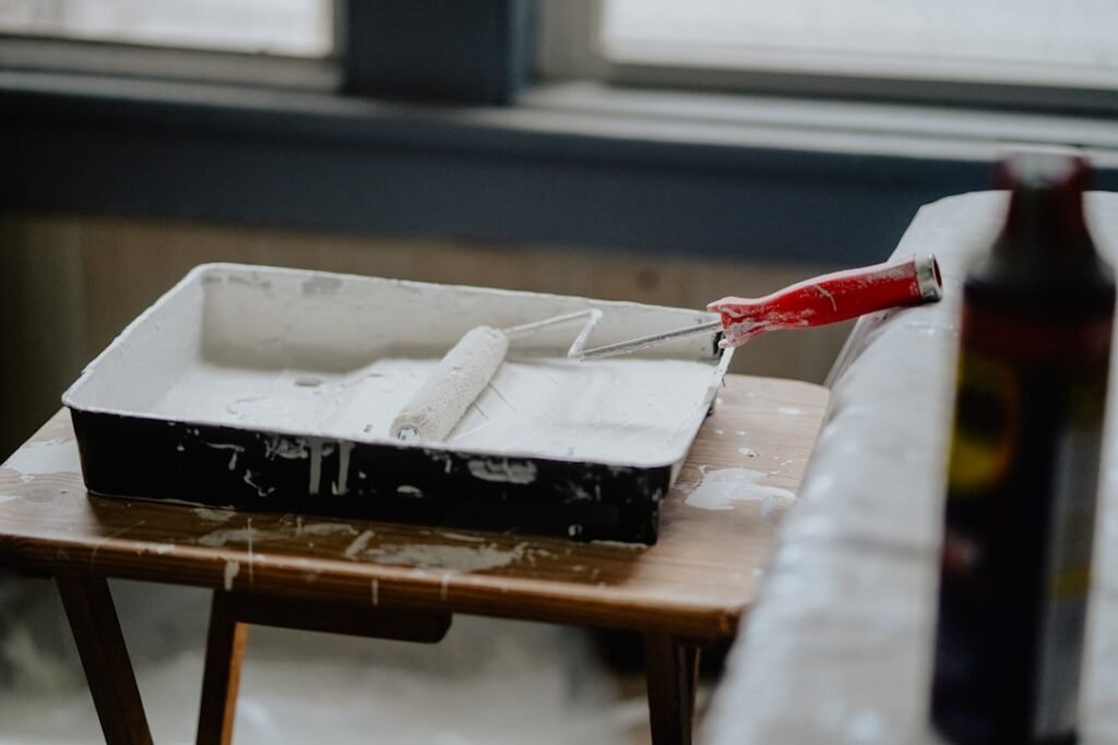 Comment appliquer de la peinture acrylique sur un mur découvrez les techniques d'application de la peinture acrylique pour des résultats précis et durables, adaptés à tous vos projets artistiques.