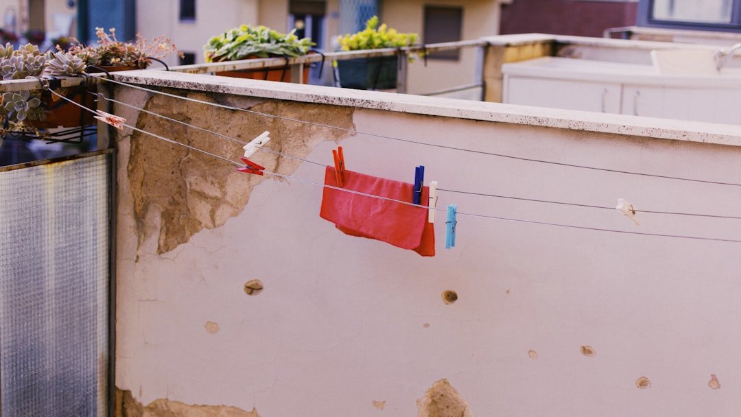 découvrez comment déterminer la longueur de goutte de votre balcon pour éviter les éclaboussures et protéger vos murs efficacement.