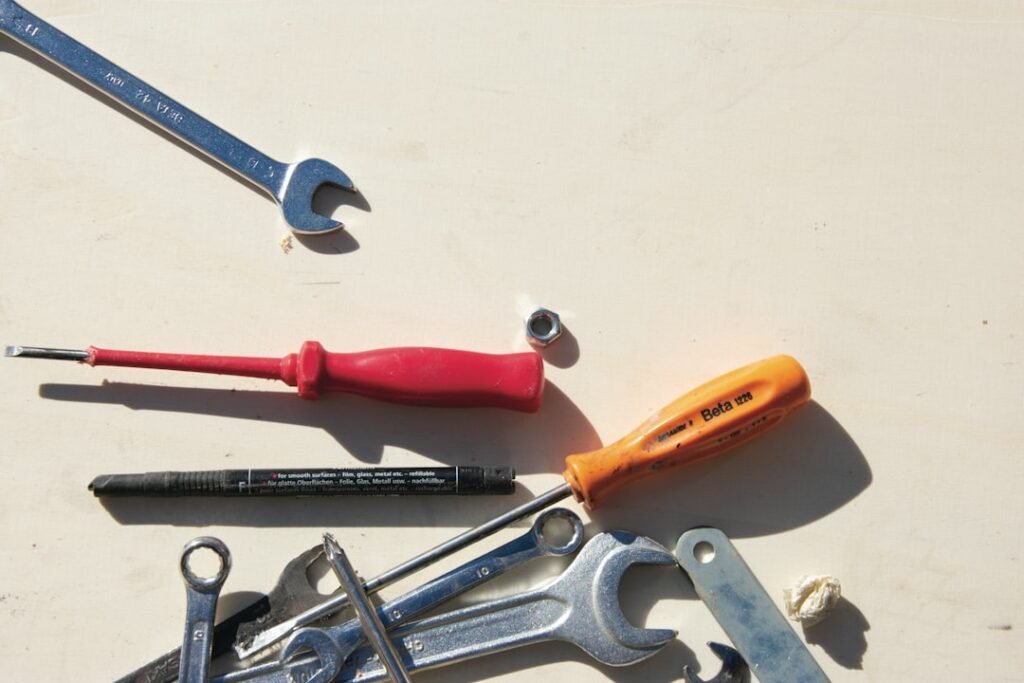 découvrez les outils de plomberie de base indispensables pour tous vos projets de réparation et d'installation, adaptés aux débutants comme aux professionnels.