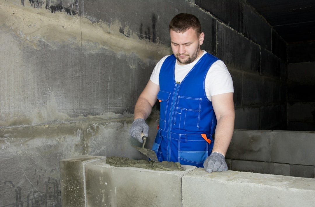 Construction d’un mur en parpaings solides 1 découvrez les techniques et avantages de la construction de murs en parpaings pour des structures solides et durables.