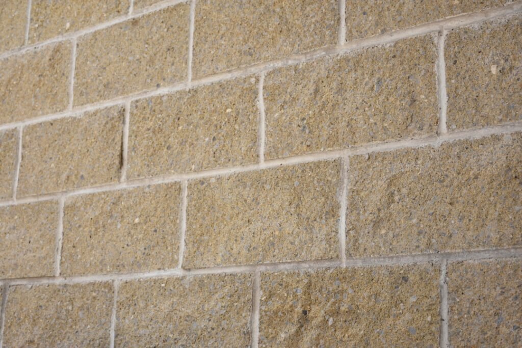 Construction d’un mur en parpaings solides découvrez les techniques et avantages de la construction de murs en parpaings pour des structures solides et durables.