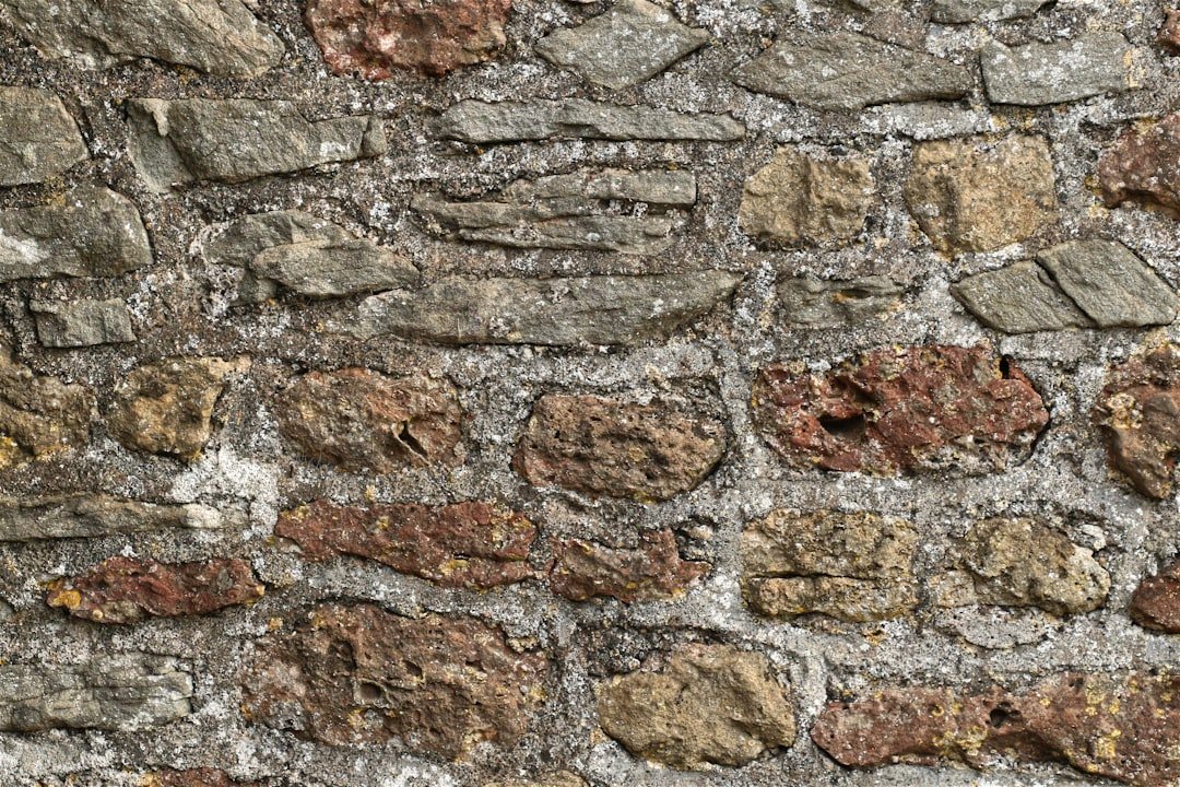 Construction d’un mur en parpaings solides 2 découvrez les techniques et avantages de la construction de murs en parpaings pour des structures solides et durables.