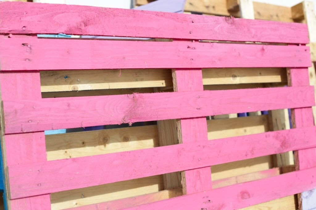 découvrez comment construire un lit palette unique et écologique, alliant style et fonctionnalité pour votre chambre.