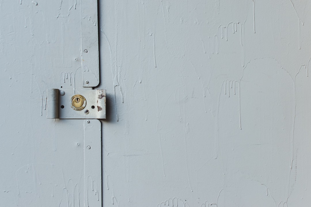 apprenez comment ajuster facilement la porte de votre placard pour un fonctionnement optimal et sans accrocs grâce à nos conseils pratiques.