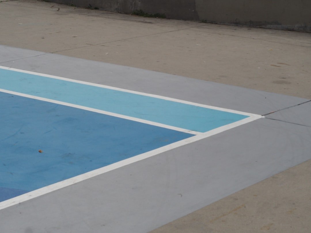 Comment peindre un sol en béton ou ciment sans laisser de traces 1 peinture de sols en béton : transformez et protégez vos surfaces avec des solutions durables et esthétiques adaptées à tous les types d'environnements.
