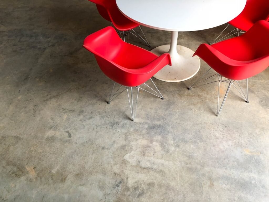 Comment peindre un sol en béton ou ciment sans laisser de traces peinture pour sol en béton : transformez et protégez vos surfaces avec une finition durable et esthétique, idéale pour les garages, ateliers, et espaces extérieurs.