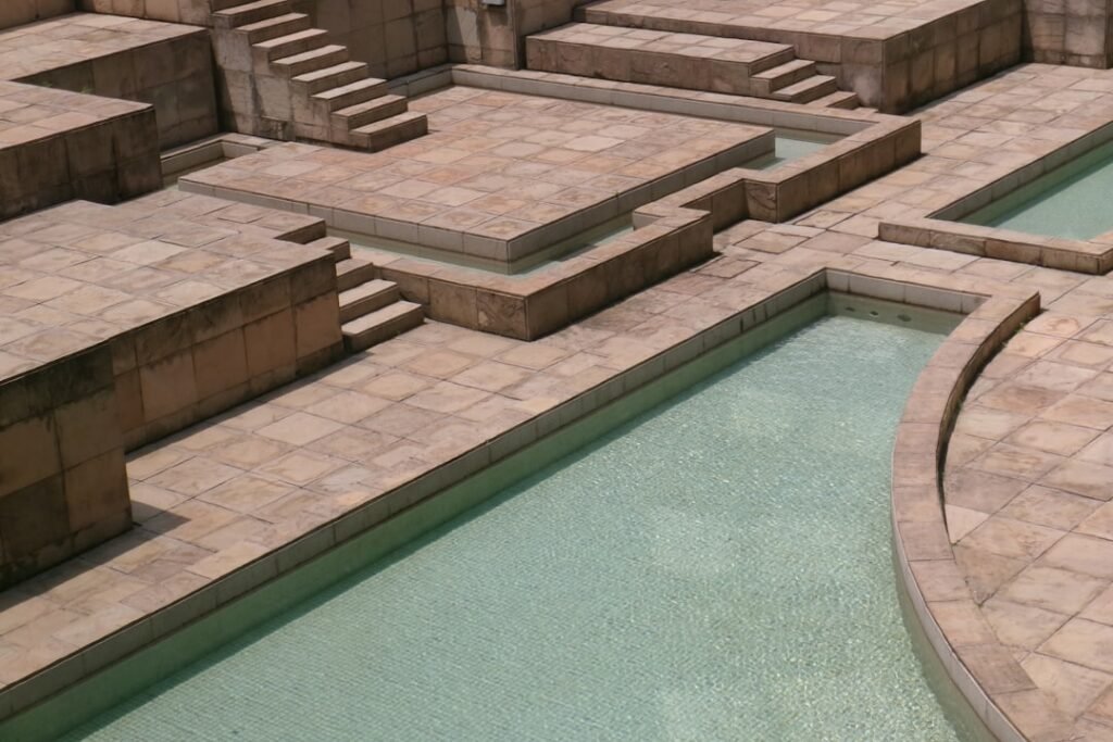 Guide DIY : piscine en bloc béton à bancher découvrez comment créer une piscine en parpaings de béton diy, une solution économique et personnalisable pour votre jardin.