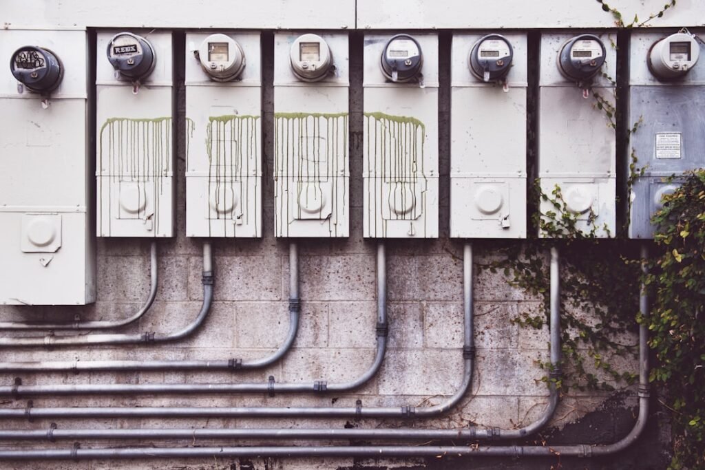 Comment mettre à la terre un tableau électrique en toute sécurité découvrez l'importance de la mise à la terre électrique pour assurer la sécurité des installations et prévenir les risques d'électrocution.