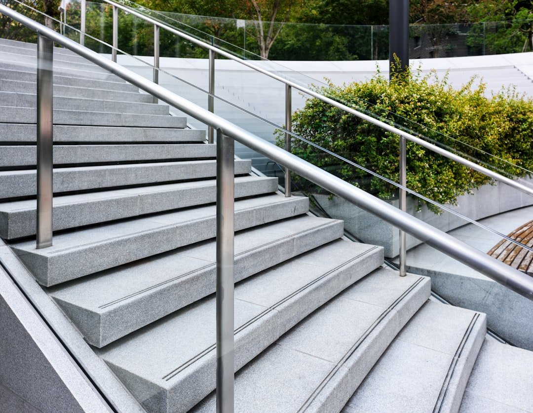 Pose main courante escalier : étapes simples 1 découvrez notre sélection de handrails robustes et esthétiques, conçus pour assurer votre sécurité tout en ajoutant une touche élégante à vos escaliers et espaces.