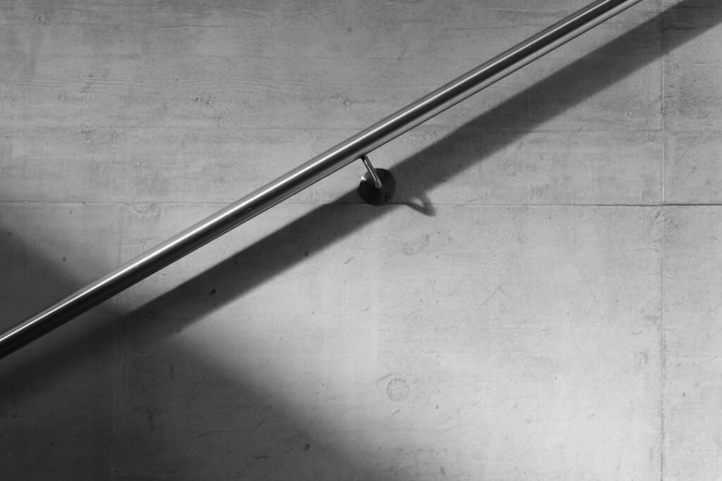 Pose main courante escalier : étapes simples découvrez notre gamme de handrails alliant sécurité et design pour escalier et mezzanine. installation facile et matériaux de qualité pour un maintien optimal.