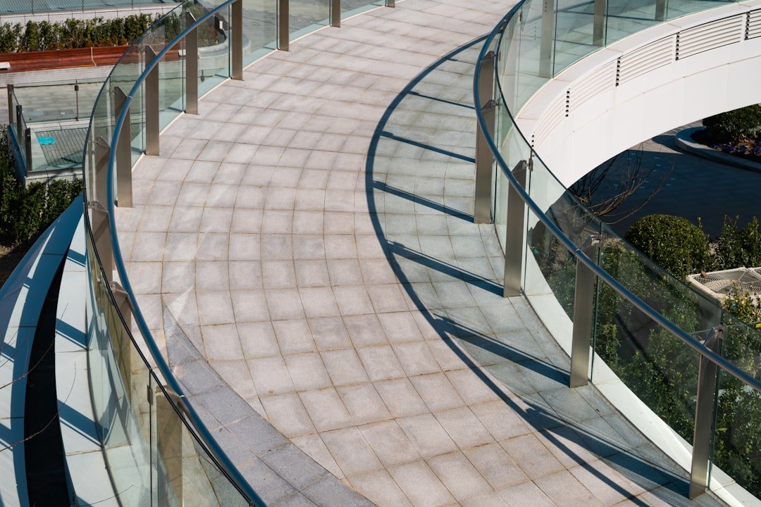 Pose main courante escalier : étapes simples 2 découvrez notre sélection de handrails alliant sécurité et design pour escalier et extérieur. qualité et robustesse assurées pour votre confort.