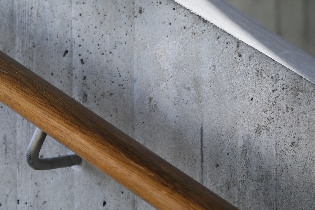 Pose main courante escalier : étapes simples 3 découvrez notre sélection de rampes d'escalier robustes et élégantes pour assurer sécurité et style dans votre intérieur ou extérieur.