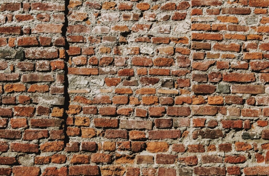 Construction d’un mur en briques alvéolaires en 5 étapes découvrez les techniques de construction avec des murs en briques creuses, alliant légèreté, isolation thermique et résistance pour des bâtiments durables et modernes.