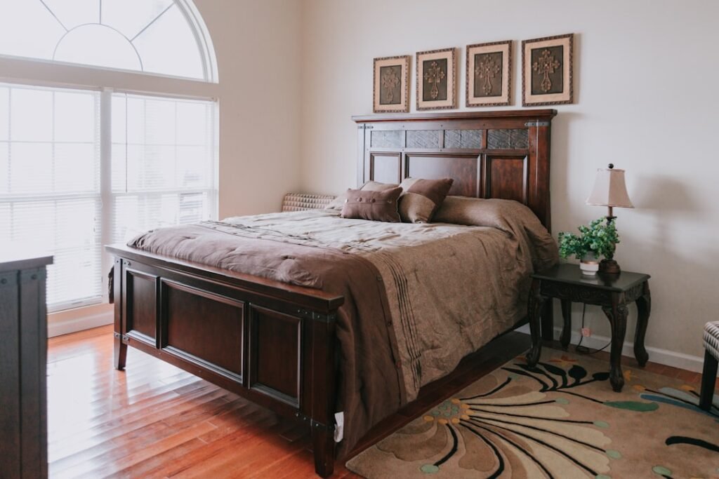 Comment faire un sommier en bois cadre de lit en bois élégant et durable, apportant chaleur et style naturel à votre chambre à coucher pour un confort optimal.