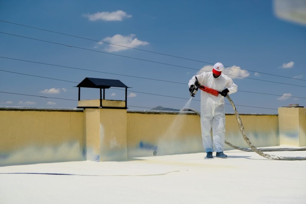 guide complet pour la peinture des toits en fibrociment amiante : conseils pratiques, préparation de surface, choix des peintures adaptées et étapes pour un résultat durable et sûr.