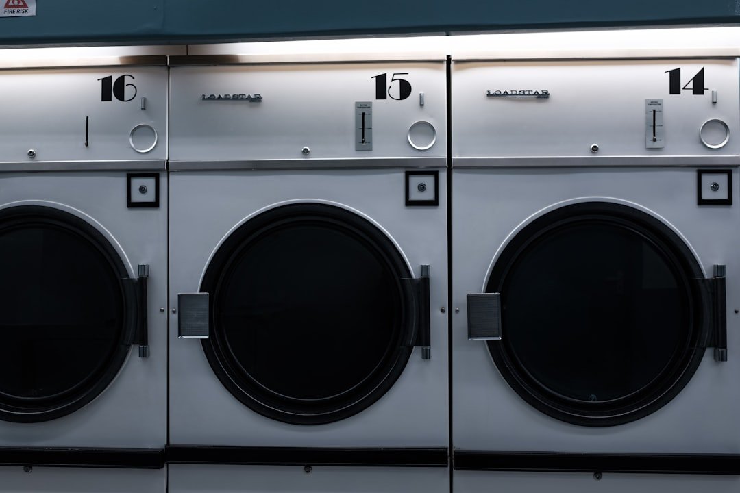 service de nettoyage à sec professionnel pour vêtements délicats, garantissant propreté et soin sans utilisation d'eau.