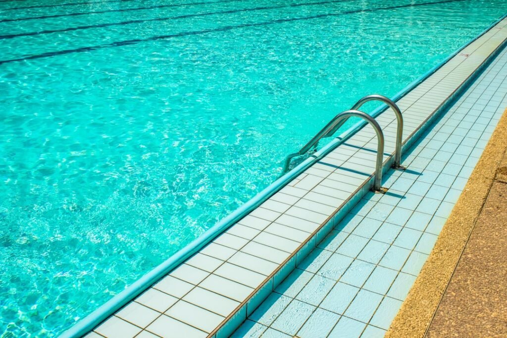 découvrez les techniques de recyclage de l'eau de piscine pour économiser l'eau et préserver l'environnement tout en maintenant une eau propre et saine.