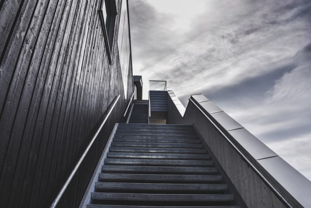 Rallonge d’escaliers : techniques de menuiserie extension d'escalier : solutions pour agrandir et optimiser votre espace intérieur avec style et sécurité.