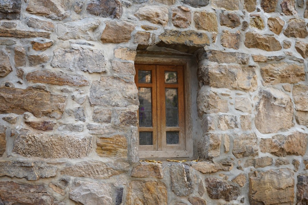 Rénover une façade en pierres apparentes : conseils de pro 3 rénovation de façades en pierre : redonnez vie à vos murs extérieurs avec des techniques professionnelles pour une finition durable et esthétique.