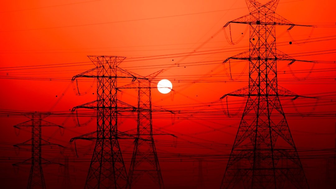 schéma de délestage à trois circuits illustrant la gestion et la répartition de la charge électrique pour optimiser la distribution d'énergie.