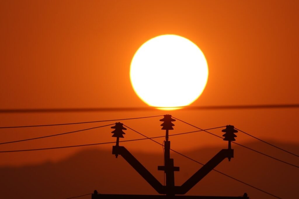 schéma de délestage à trois circuits illustrant la gestion de la charge électrique pour assurer une distribution efficace et prévenir les surcharges.