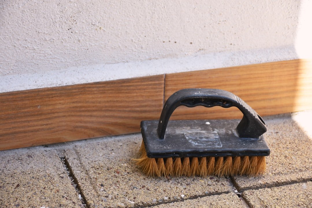 découvrez la technique de peinture des plinthes en carrelage pour un rendu impeccable et durable. guide pas à pas pour réussir facilement.