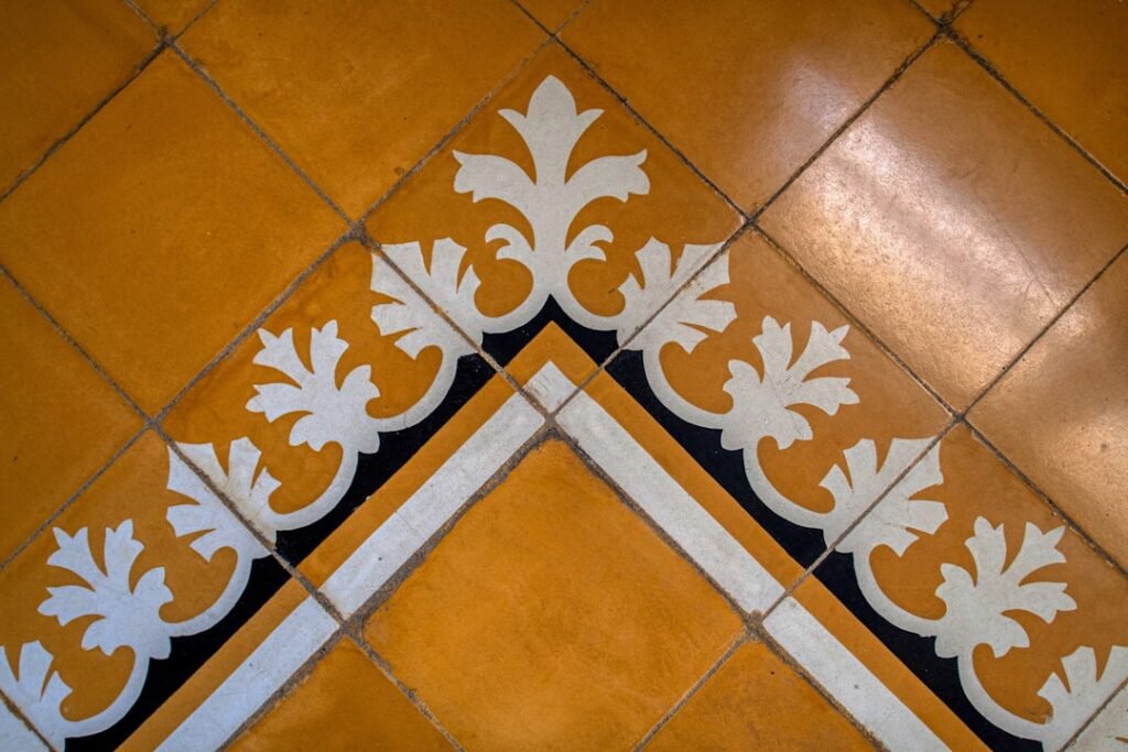 découvrez une technique efficace pour peindre les plinthes en carrelage et donner un nouvel éclat à vos murs avec un fini professionnel.