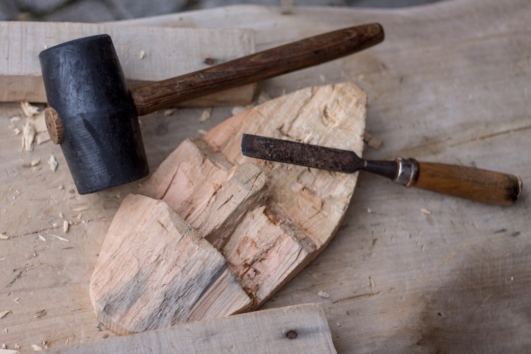 Utiliser et affûter un racloir à bois : astuces pour menuiserie 1 découvrez notre racloir en bois, l'outil idéal pour lisser et nettoyer diverses surfaces avec précision et délicatesse.
