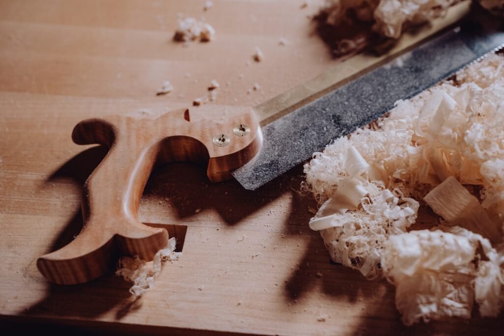 Utiliser et affûter un racloir à bois : astuces pour menuiserie découvrez notre racloir en bois, l'outil idéal pour lisser et nettoyer efficacement différentes surfaces avec précision et durabilité.