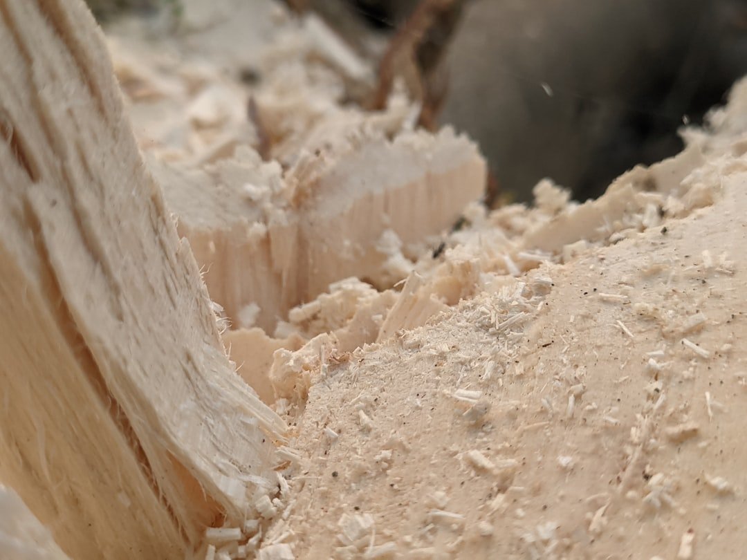 Utiliser et affûter un racloir à bois : astuces pour menuiserie 3 découvrez notre grattoir en bois, un outil durable et efficace pour nettoyer et préparer vos surfaces avec précision et facilité.