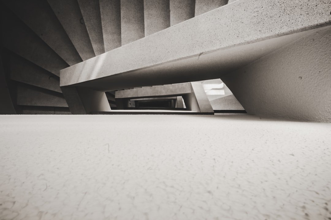 découvrez notre escalier en spirale en béton alliant robustesse et design moderne, parfait pour optimiser l'espace avec élégance.