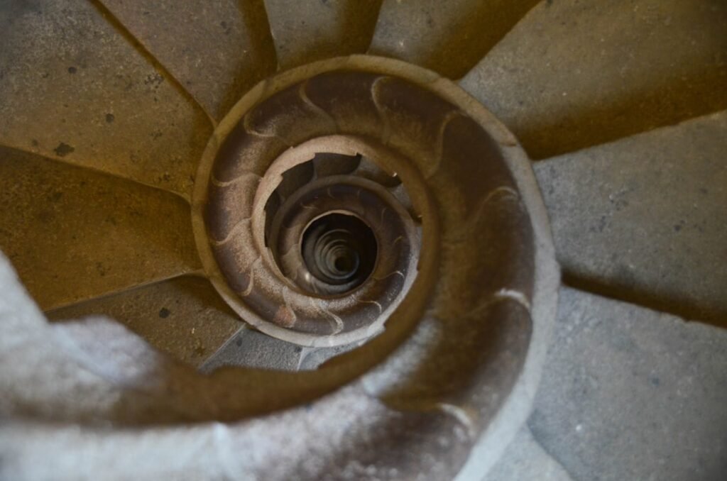 découvrez notre escalier en colimaçon en béton alliant robustesse et design moderne, parfait pour optimiser l'espace avec élégance.
