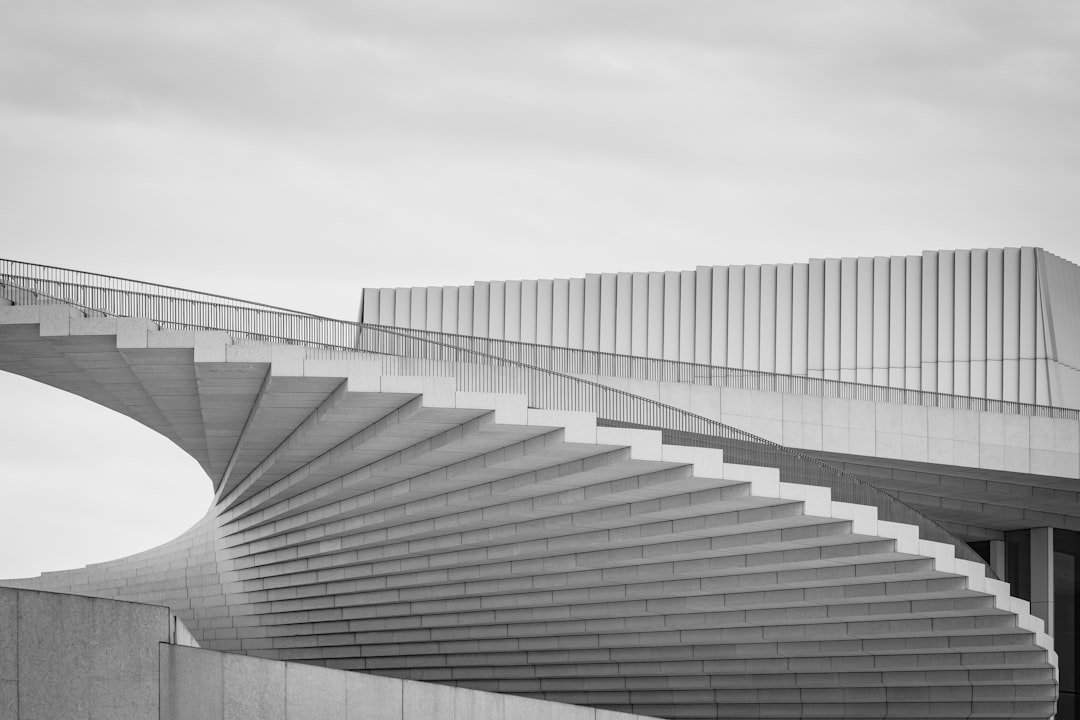 découvrez notre escalier en spirale en béton alliant robustesse et design moderne, idéal pour optimiser l'espace avec élégance.