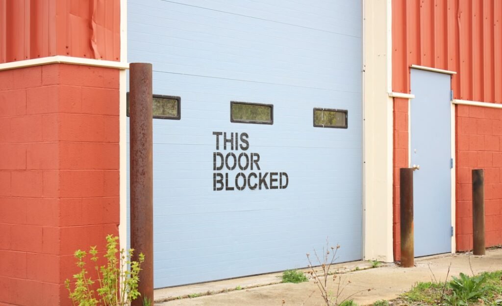 découvrez notre sélection de bloque-portes pratiques et élégants pour sécuriser et protéger vos espaces. faciles à utiliser, ils conviennent à toutes les portes.