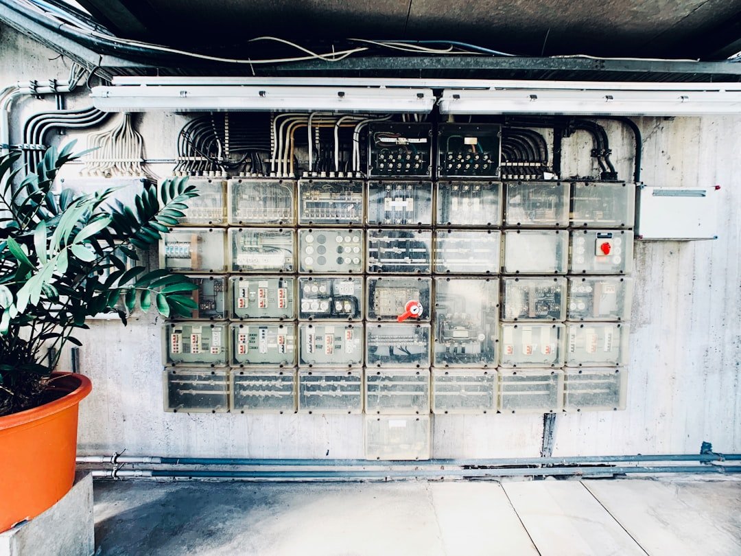 Fonctions et composition d’un tableau électrique : explication simple 2 découvrez les fonctions essentielles d'un tableau électrique, leur rôle dans la distribution et la sécurité de l'électricité dans votre installation.