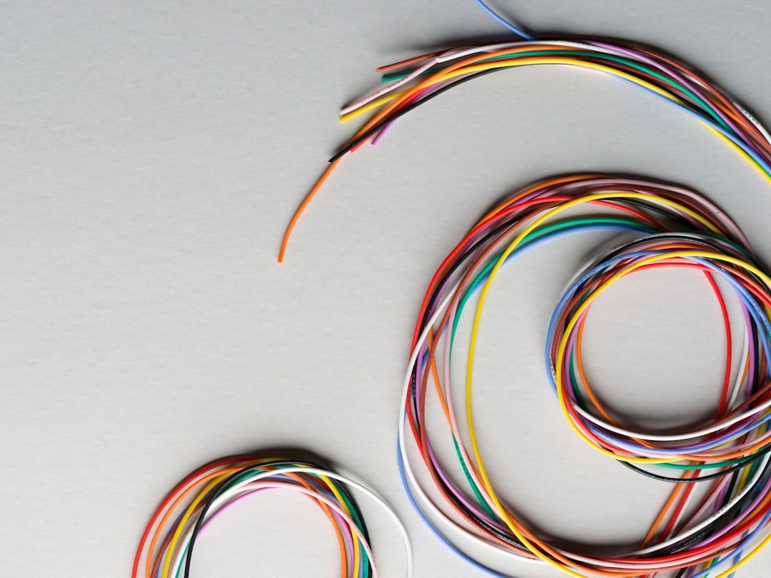 découvrez les codes couleurs des fils électriques pour une installation sécurisée et conforme aux normes. guide complet et conseils pratiques en électricité.