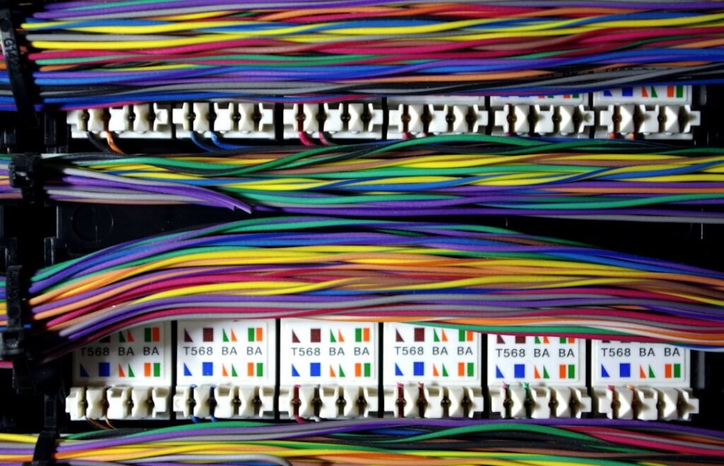 découvrez les codes couleurs des fils électriques pour une installation sécurisée et conforme aux normes. guide complet pour identifier facilement chaque type de câble.