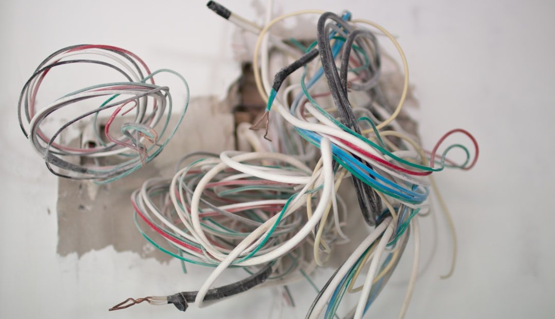 découvrez les codes couleurs des fils électriques pour une installation sûre et conforme aux normes. guide complet des couleurs des câbles électriques en france.