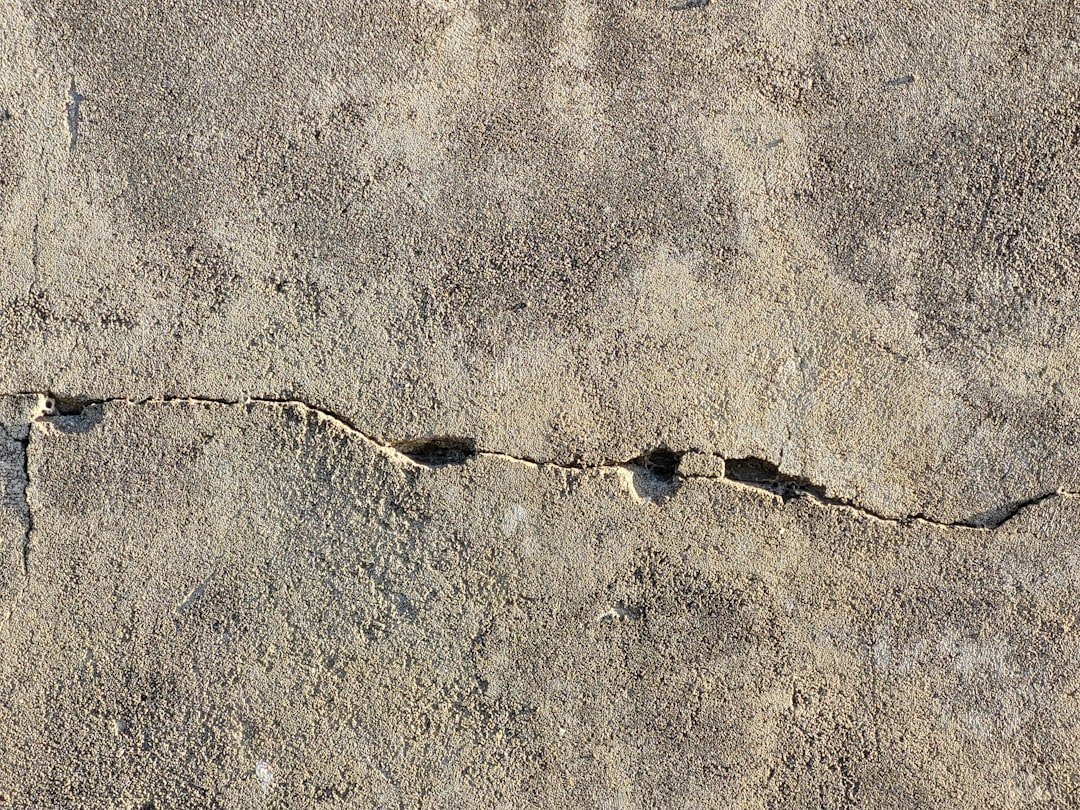 Guide pratique : fissures mur extérieur à réparer 2 réparation des fissures sur les murs extérieurs : solutions efficaces pour restaurer l'étanchéité et la solidité de votre façade.