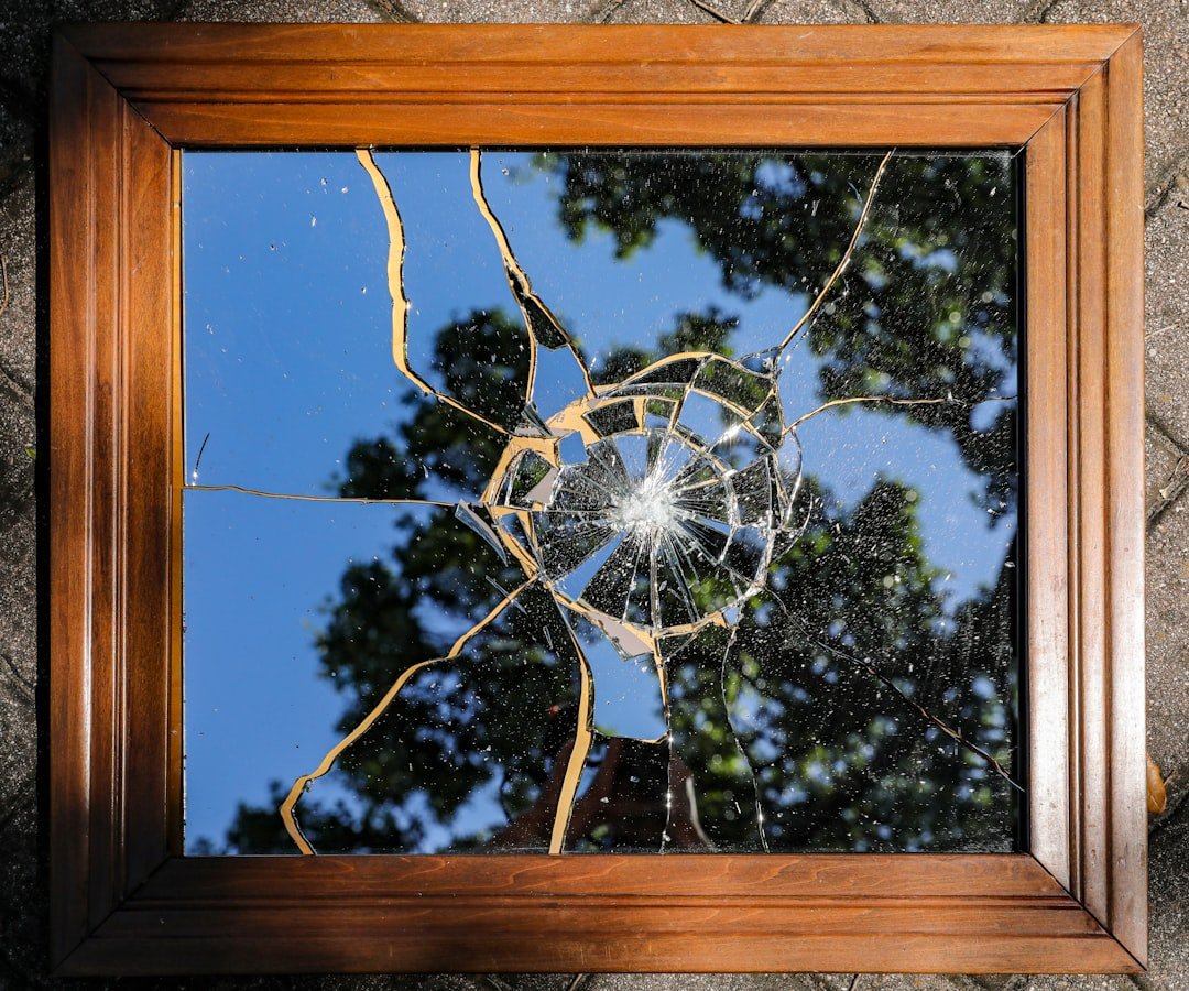restauration de miroirs : redonnez vie à vos miroirs anciens ou endommagés grâce à notre expertise en restauration professionnelle.