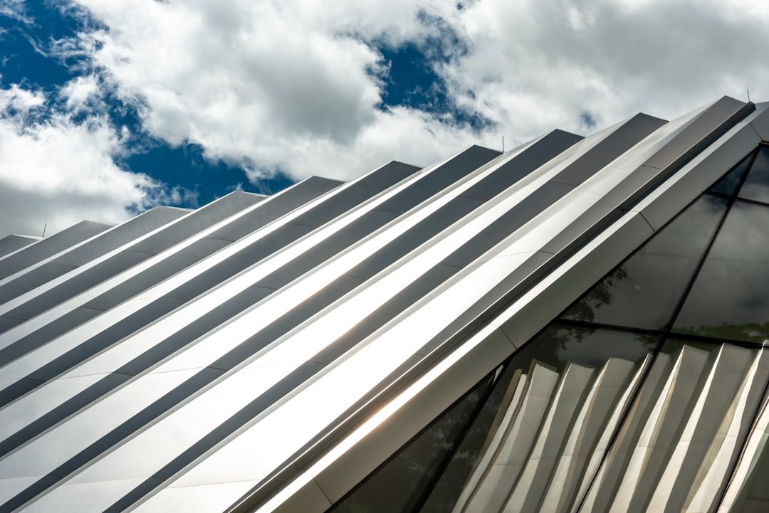 installation de toiture en acier : durable, résistante et esthétique pour protéger efficacement votre bâtiment.