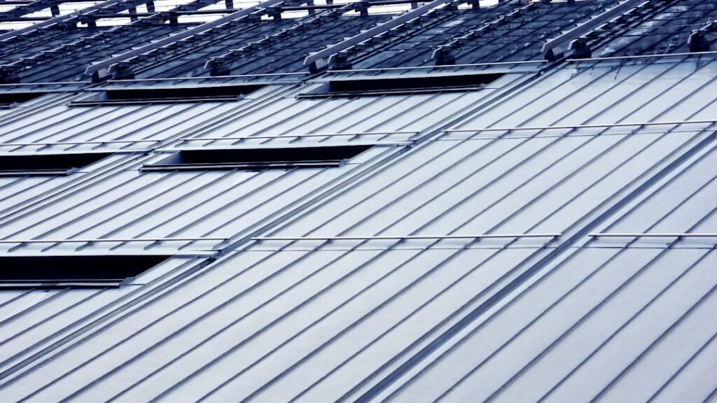 installation de toitures en acier : solutions durables, résistantes et esthétiques pour protéger votre bâtiment efficacement.