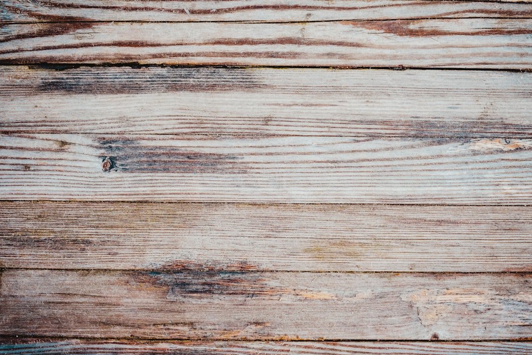 guide complet pour le blanchiment du bois : méthodes, conseils et astuces pour éclaircir et raviver vos pièces en bois en toute sécurité.