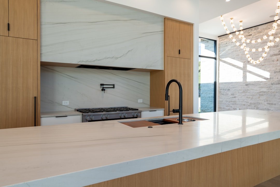 Pourquoi et comment appliquer de l’huile sur plan de travail en bois 1 découvrez comment huiler efficacement un plan de travail en bois pour le protéger et révéler sa beauté naturelle. guide pratique et conseils d’entretien.