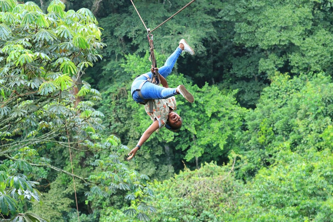 Tyrolienne : guide d’installation 1 découvrez l'excitation et l'aventure avec notre activité de tyrolienne (zipline). profitez d'une expérience unique en survolant des paysages époustouflants en toute sécurité.